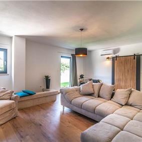 7 bedroom villa with pool in Svetvinčenat, sleeps 14